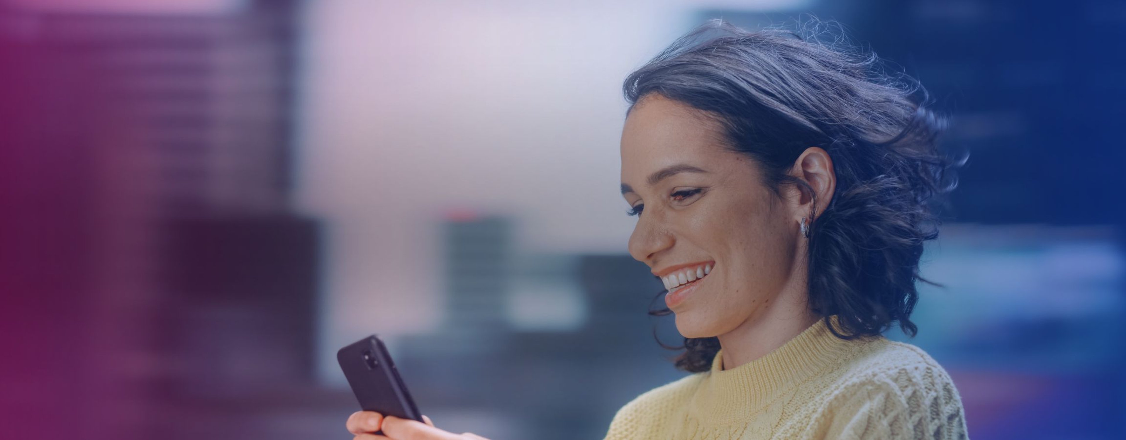 Kvinde, der kigger på en smartphone